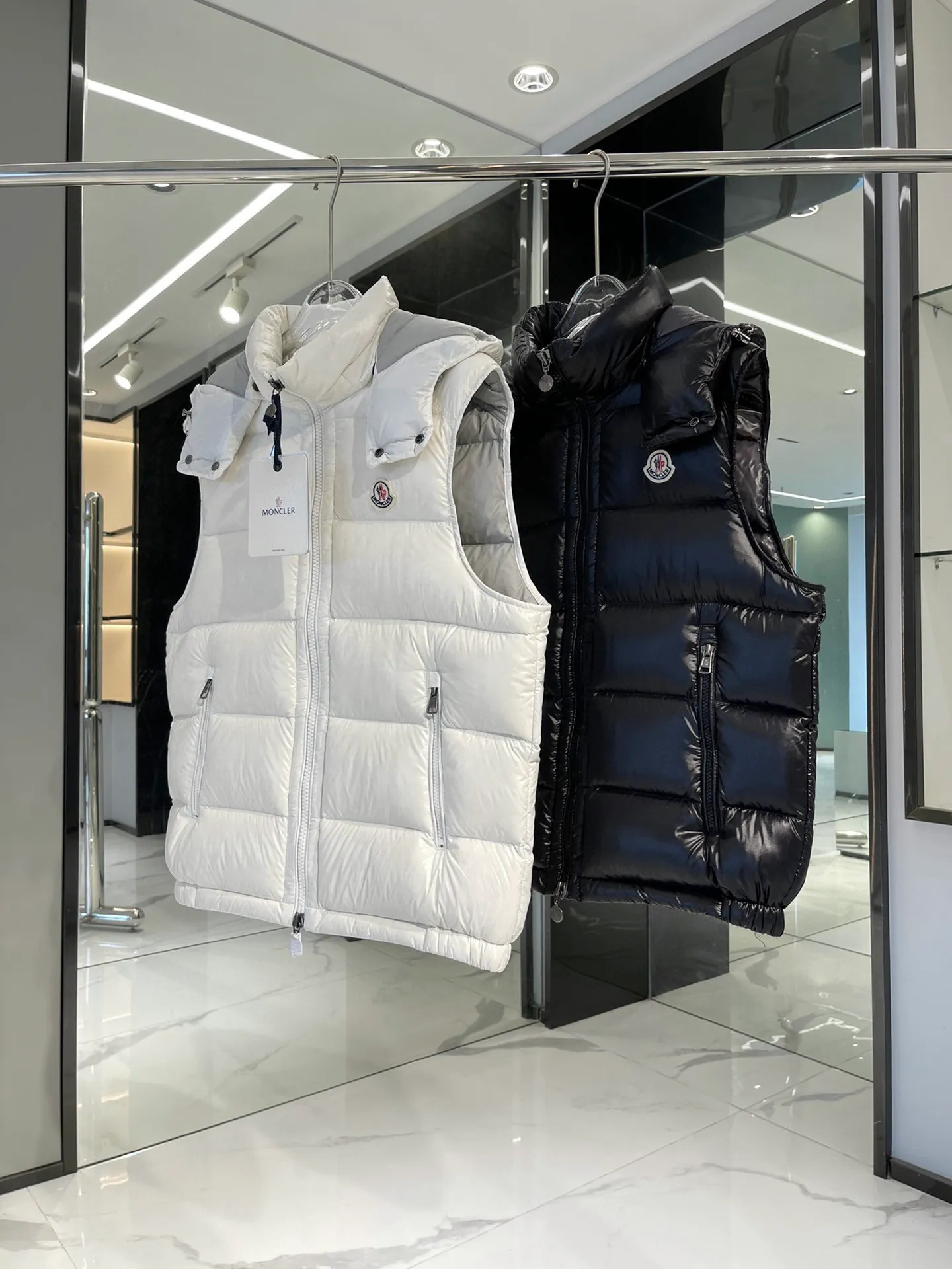 𝐌𝐨𝐧𝐜𝐥𝐞𝐫 Classic ‼️ ❗️ ， ， ， ！ 1⃣️Gray ， ， 90% +10% ！ ， 👍 2⃣️ ， m ！ ， ， ！ Breathable ， ！ 3⃣️ Classic New Arrival ， ， logo ， 4⃣️ 、 ！ ， ， !